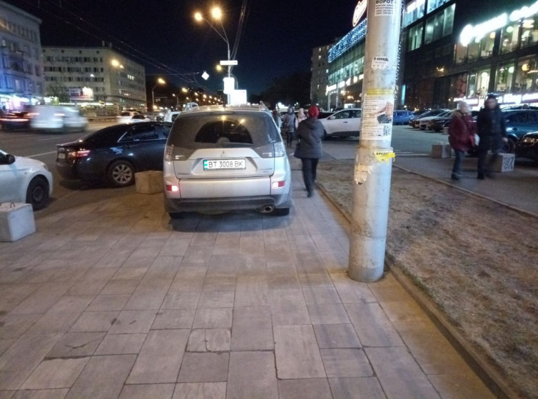 Водителю на херсонских номерах присудили приз «Паркуюсь, как лось» в Киеве