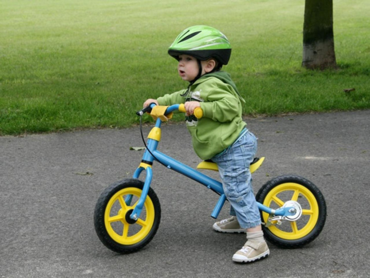 маленький хлопчик з велосипедом 