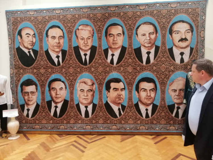 Вовняний килим з портретами лідерів СНД