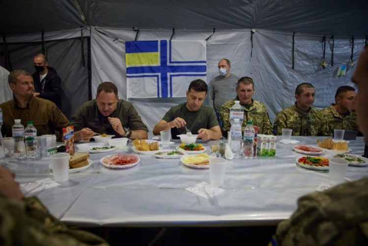 Зеленський обідає з військовими
