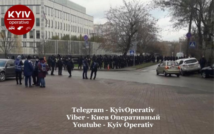 Силовики окружили посольство США в Киеве