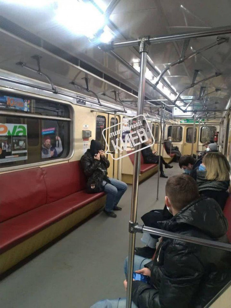 Додаткові поручні у вагонах метро
