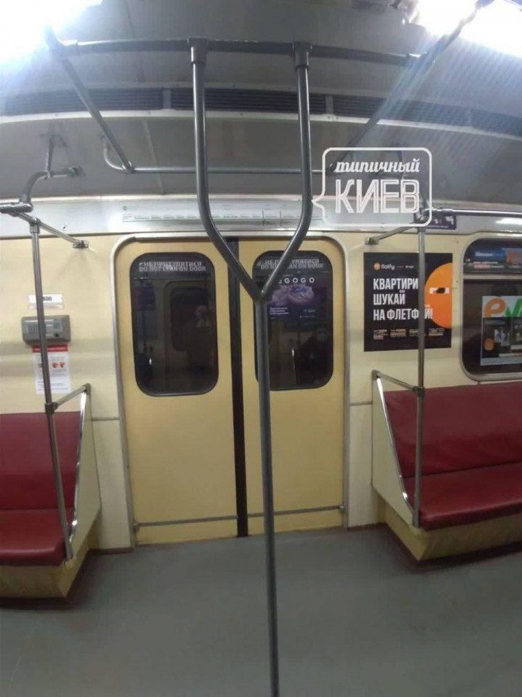 Додаткові поручні у вагонах метро
