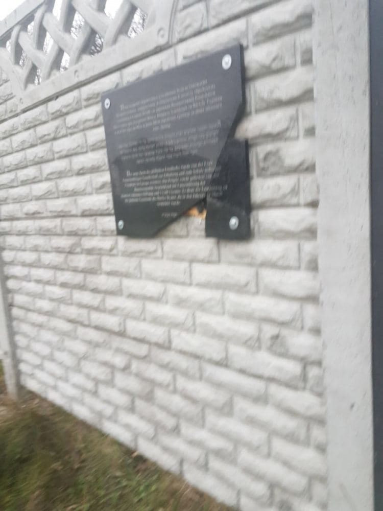 Розбита табличка на вході на єврейський цвинтар в Димері