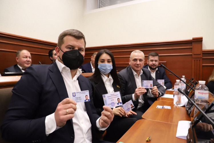 Депутаты Киевсовета с удостоверениями