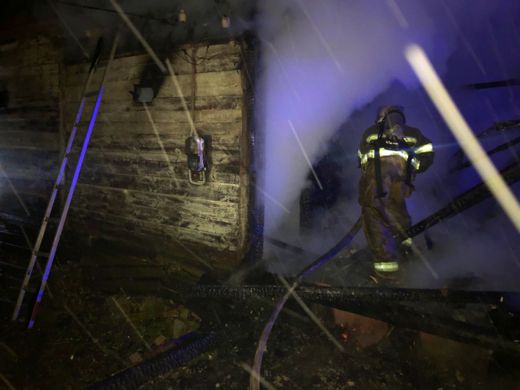 Рятувальники більше двох годин гасили пожежу