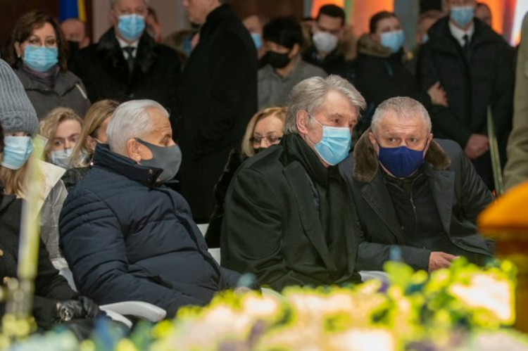 Кравчук і Ющенко на похороні батька Суркісів