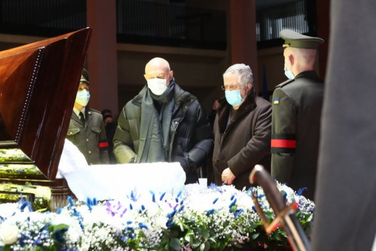 Коломойський і Мочанов на похороні Михайла Суркіса