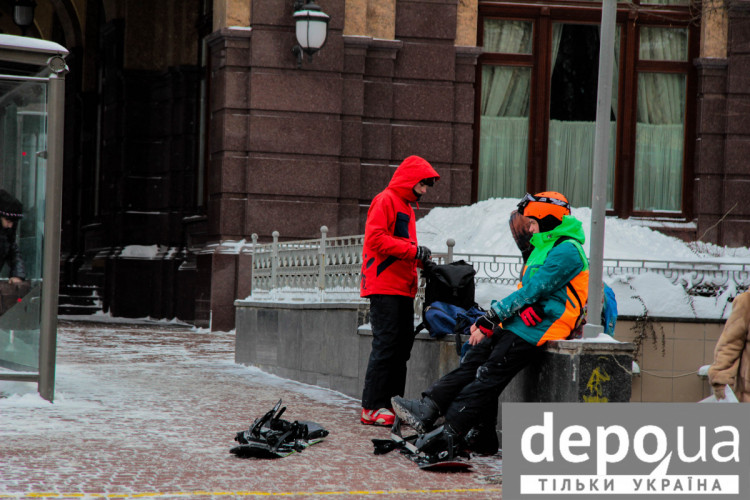 Юні сноубордисти на Поштовій площі в Києві