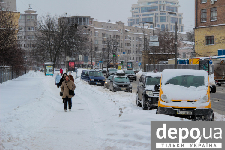 Засипаний снігом тротуар на Грушевського