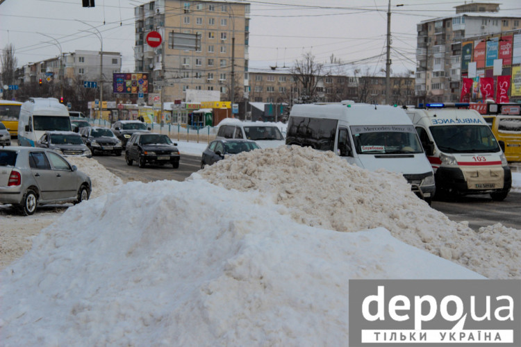 Кучугури снігу в Києві