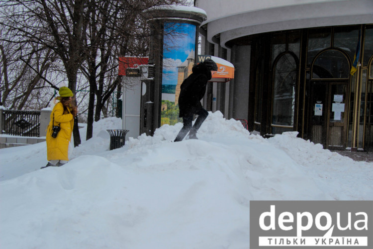 Замети снігу на верхній станції Фунікулеру в Києві