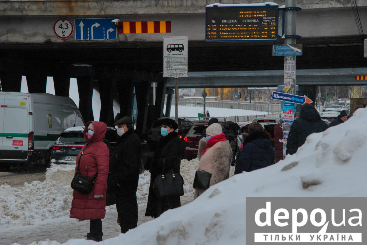 засипана снігом зупинка в Києві