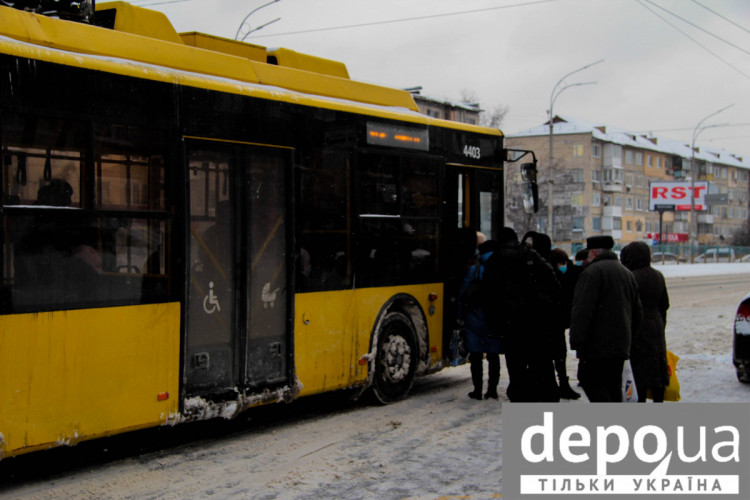 Зупинка громадського транспорту в Києві