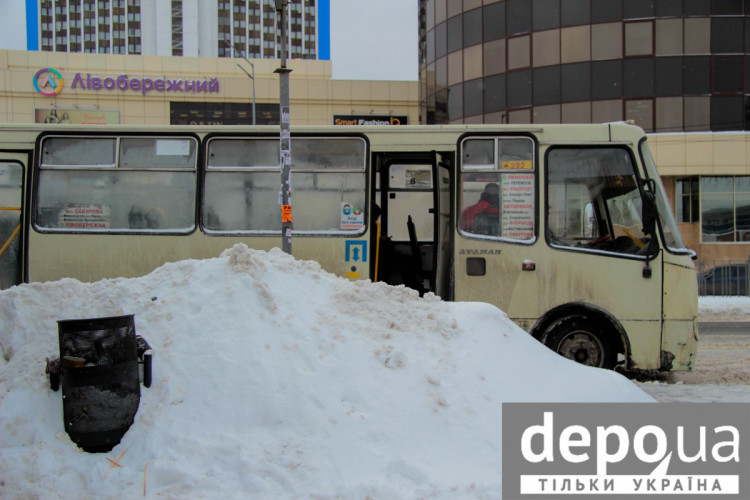 засипана снігом зупинка в Києві