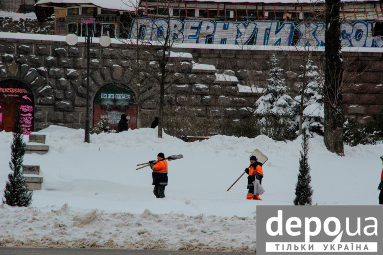 Комунальники з лопатами для прибирання снігу