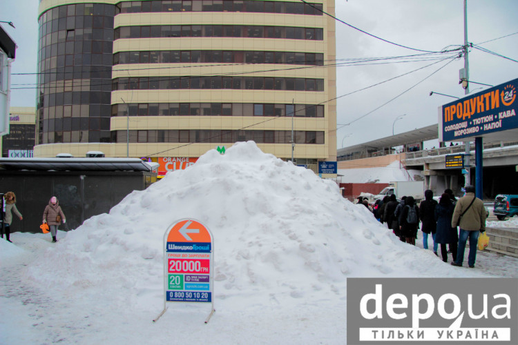 Засипана снігом зупинка в Києві