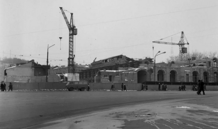 Будівництво нового Гостиного двору. У лівій частині кадру видно залишки старого Двору