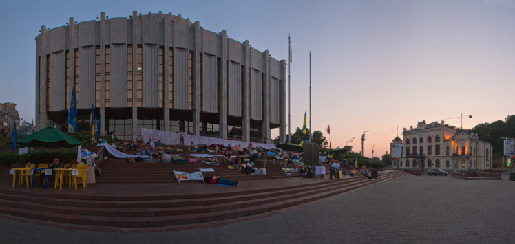 Мовний Майдан 2012 року біля Українського Дому