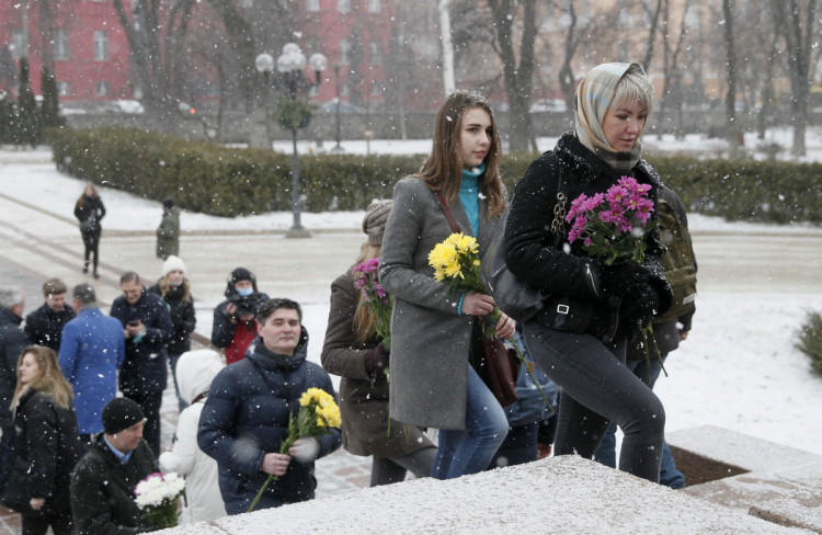 Покладання квітів до пам"ятника Шевченку