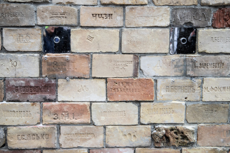 У монумент вмонтовані монокуляри, які показують кадри Куренівської трагедії