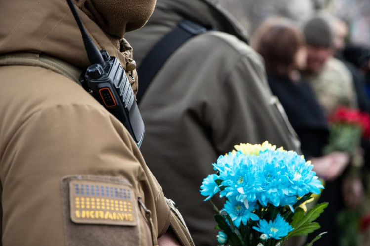 Квіти в руках військового