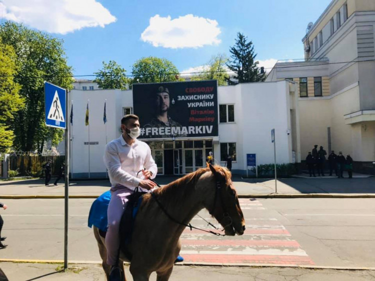 Валентин Бур"янов на коні біля будівлі МВС
