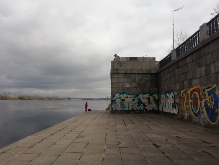 Подмочена подпорная стенка на Днепровской набережной4 в Киеве