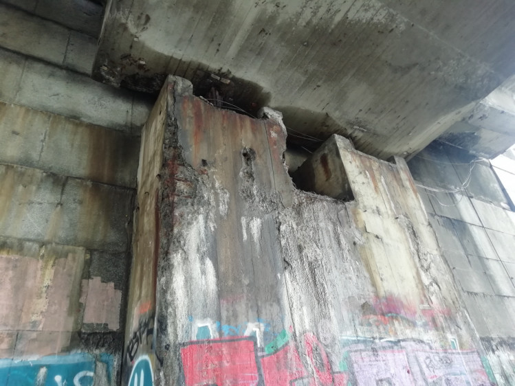 Обвал стены под мостом Метро