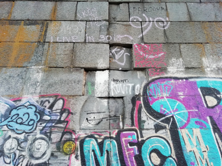 Поврежденные плиты подпорной стенки на набережной Киева