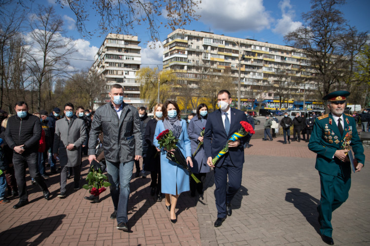 Кличко біля пам"ятника жертвам Чорнобильської катастрофи