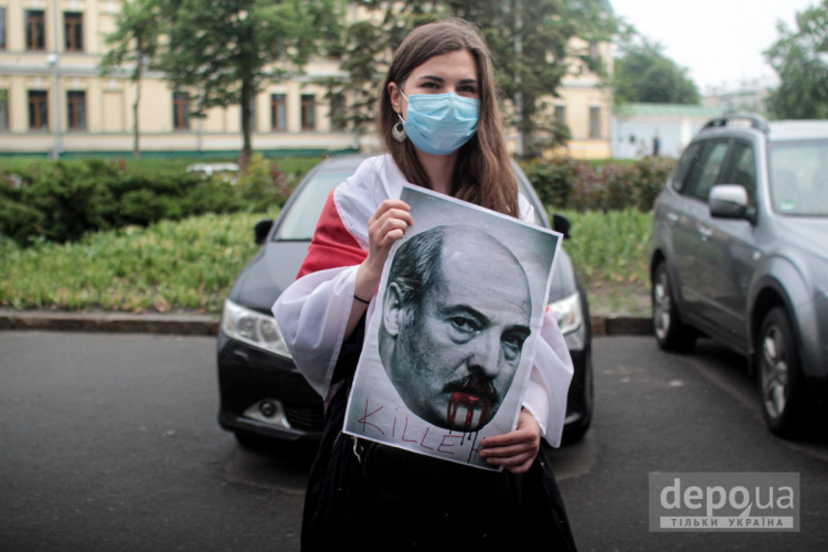 Девушка с портретом Лукашенко