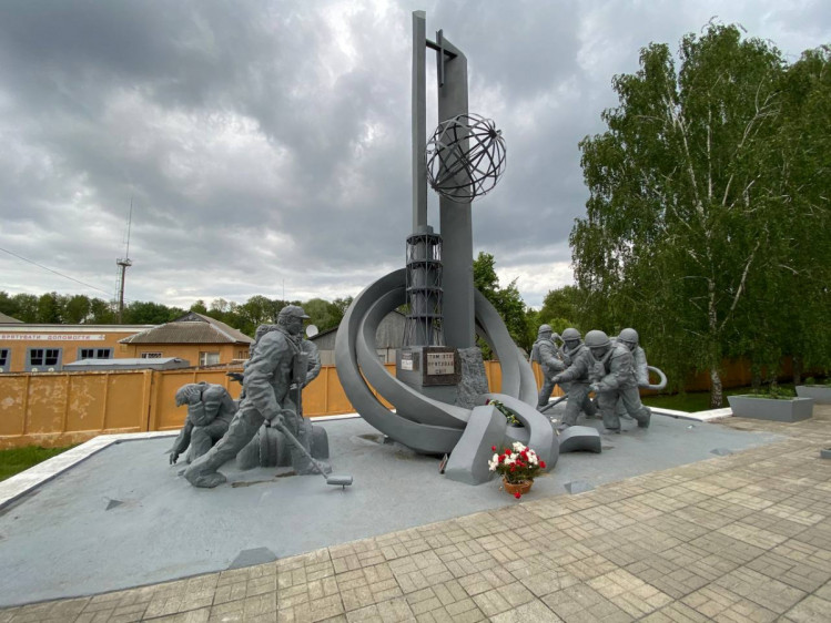 Пам"ятник "Тим, хто врятував світ" в Чорнобилі