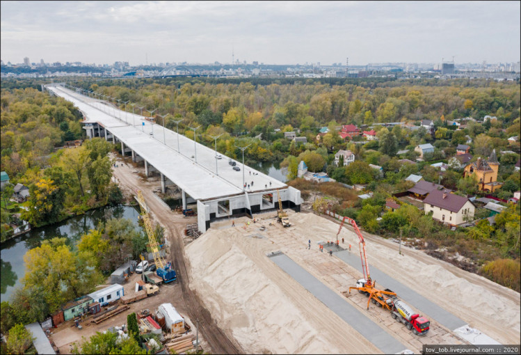 Будівництво конструкцій Подільського мосту на Русанівських садах восени 2020 року 
