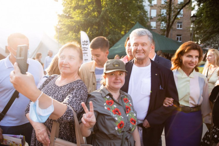 Петр и Марина Порошенко с участниками Книжного арсенала