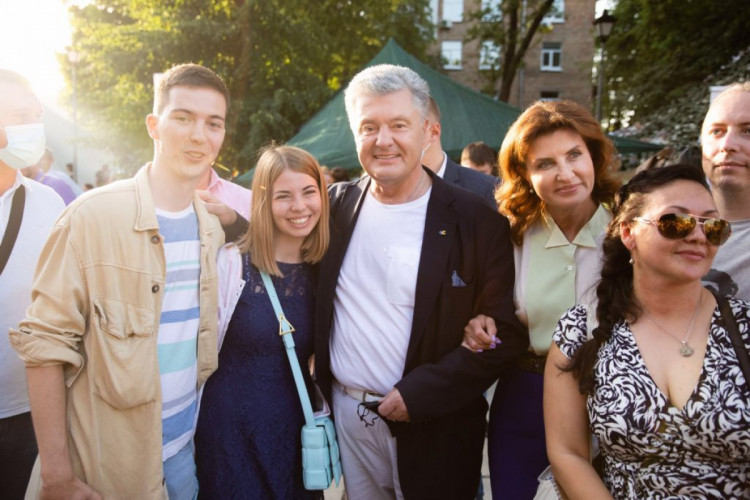 Петр и Марина Порошенко з посетителями Книжный Арсенал