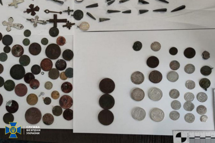 Прикраси, монети, зброя часів Київської Русі