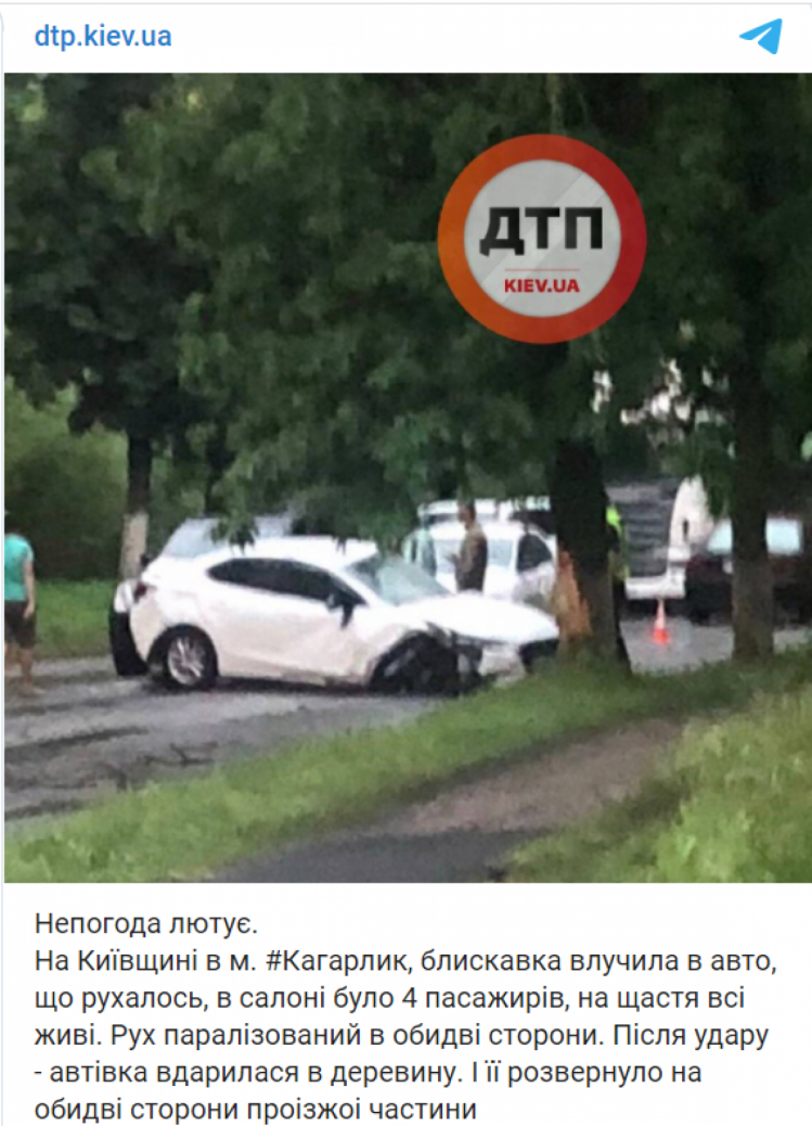 Блискавка влучила в авто