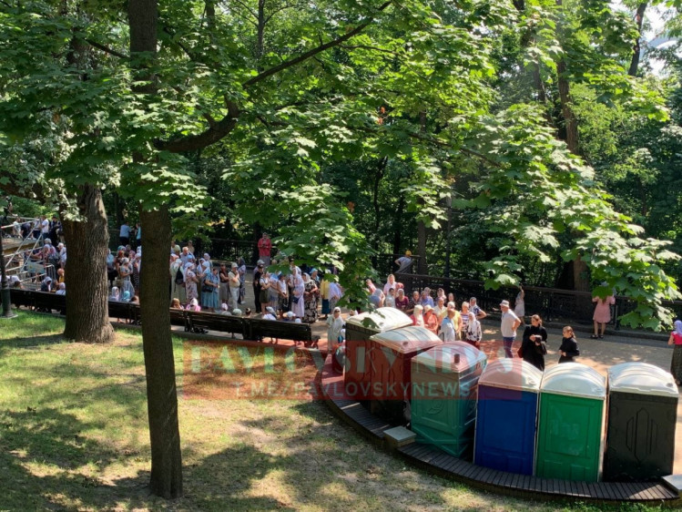 Паломники біля туалетів на Володимирській гірці