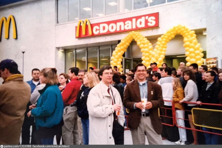 Перший McDonald"s в Києві 