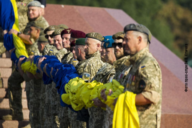 Військові з прапором