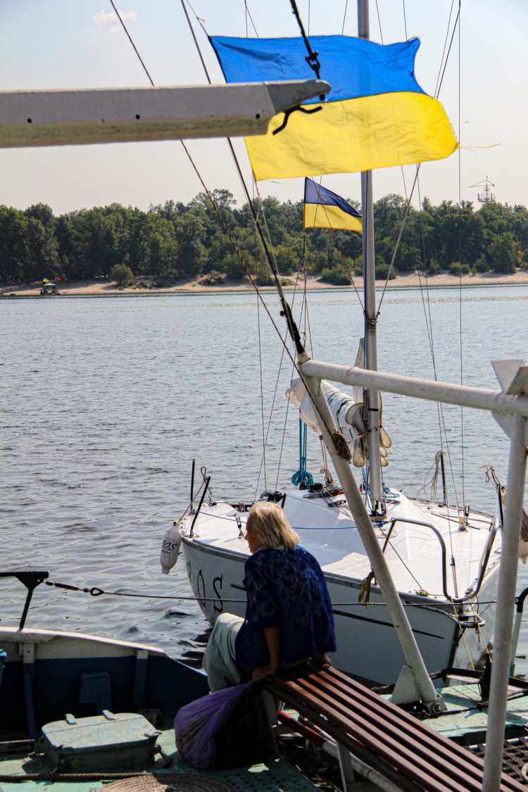 Яхта с украинским флагом
