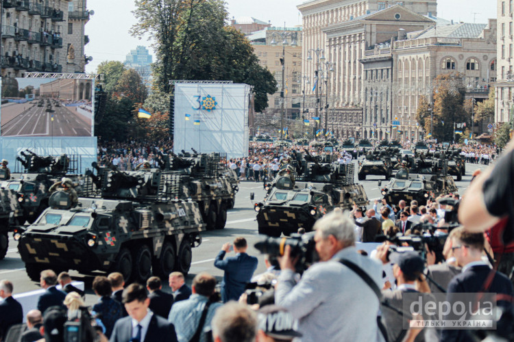 Парад в Києві – Величезні колони техніки та "Мрія" над Хрещатиком: У Києві відбувся масштабний військовий парад (ФОТОРЕПОРТАЖ)