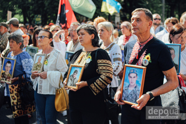 Марш защитников в Киеве — Как в Киеве прошел многотысячный марш защитников Украины (ФОТОРЕПОРТАЖ)