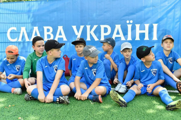 Діти на новому футбольному майданчику