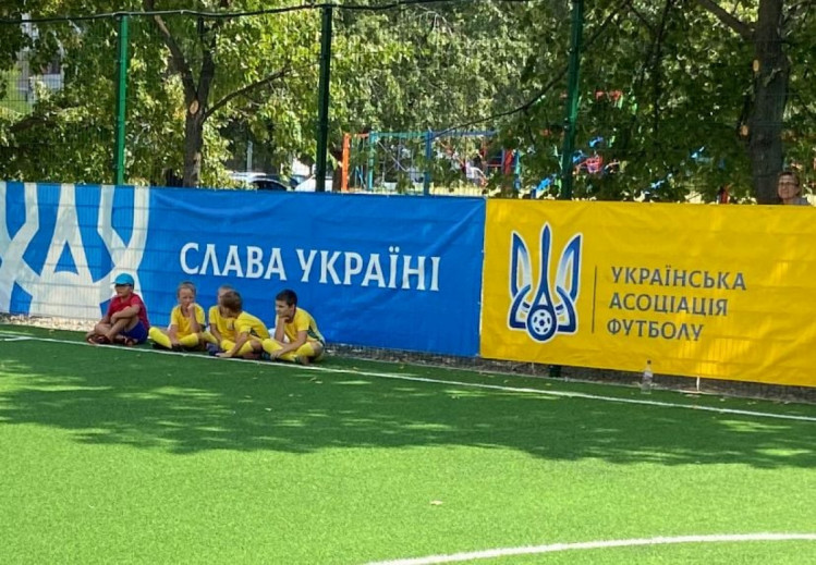 Діти на новому футбольному майданчику