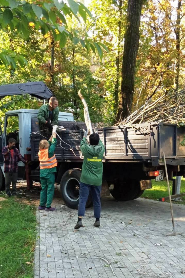 Коммунальщики ликвидируют последствия непогоды