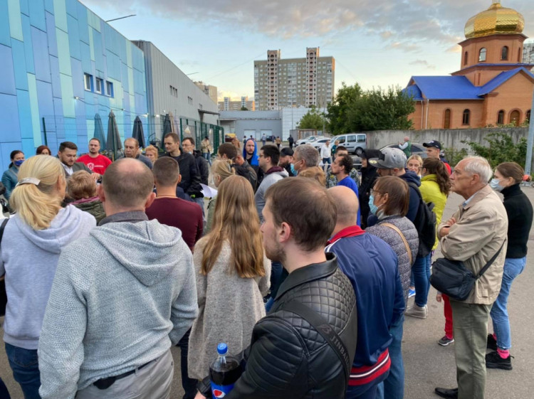 Учасники зустрічі проти знесення ТЦ Полярний на Оболоні