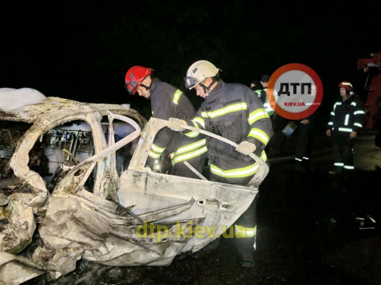 Рятувальники розбирають згоріле авто