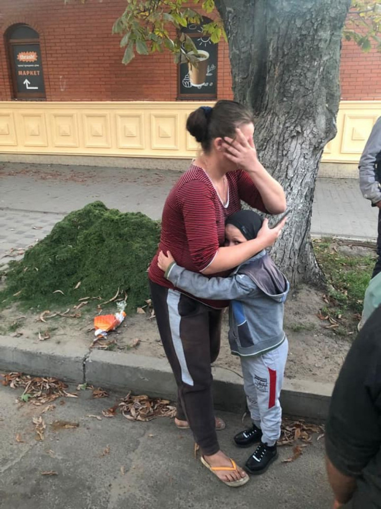Мама обіймає знайденого сина